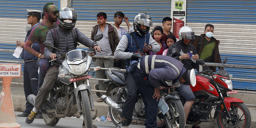 होलीमा ट्राफिक नियम उल्लङ्घन गर्ने ९०६ लाई कारबाही